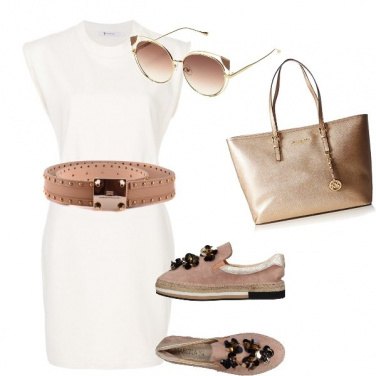 Outfit Tubino bianco ed accessori nude