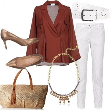 Outfit Pantaloni bianchi e toni mattone