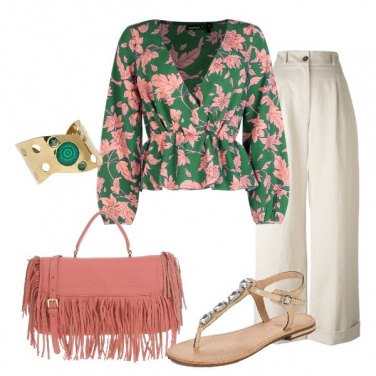 Outfit Sandalo gioiello flat e blusa floreale