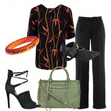 Outfit Blusa in fantasia e sandalo in suade