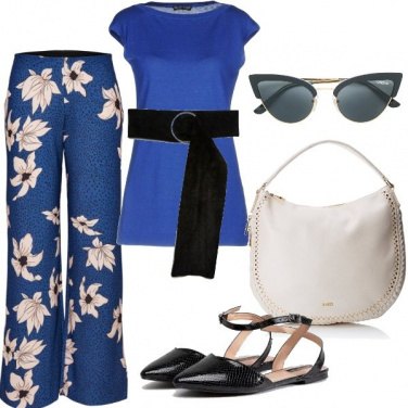 Outfit Fantasie floreali sul blu elettrico