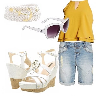 Outfit Un\' estate in shorts e zeppe