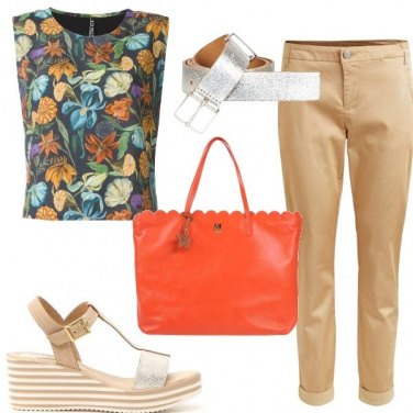 Outfit Con un top floreale