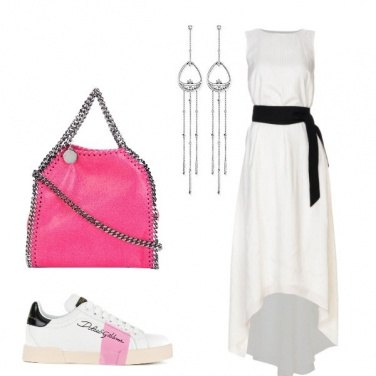 Outfit Vestito in seta asimmetrico e sneakers