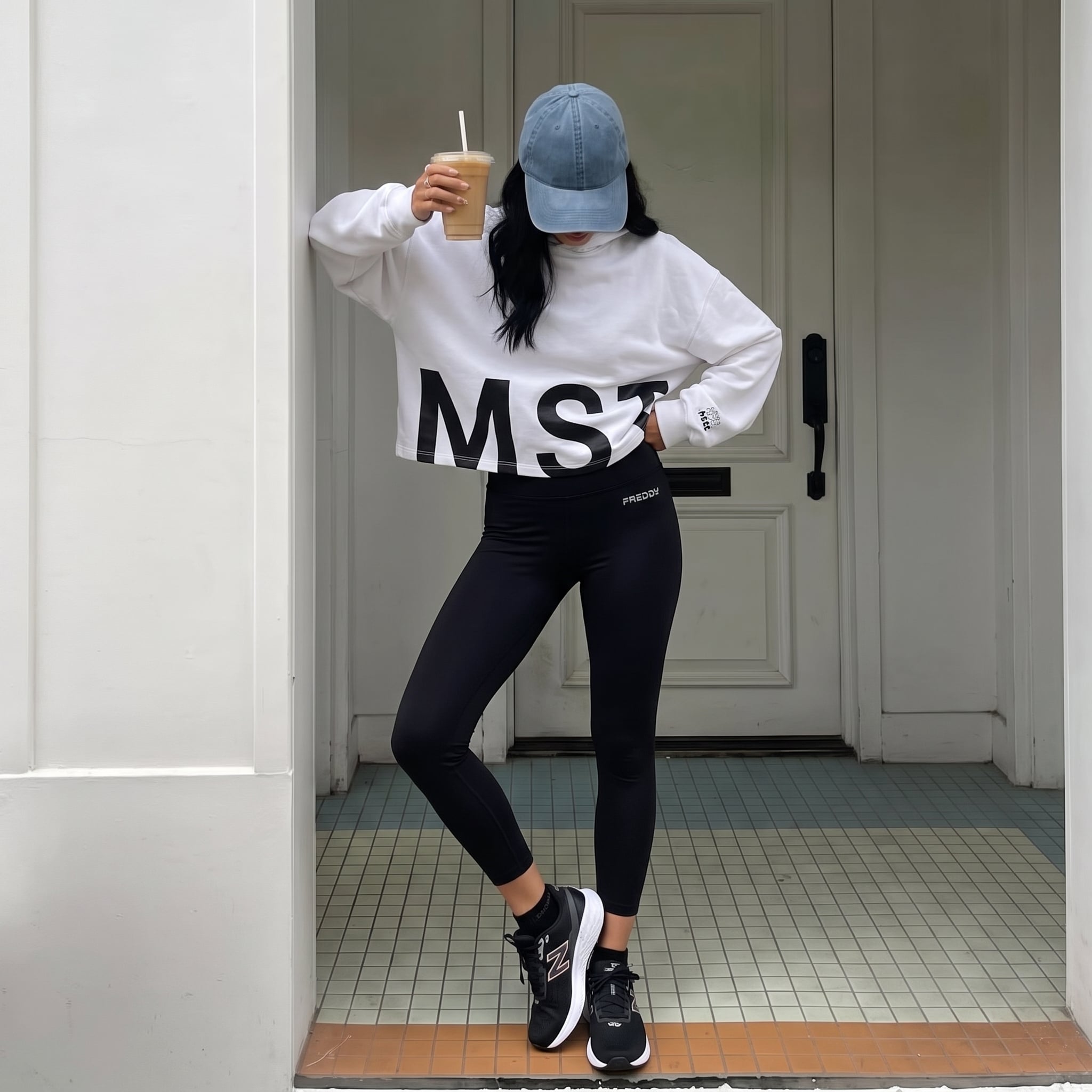 Outfit donna - Pilates class. Stile Casual per Sport. Abbinamento con canottiere, leggings, felpe con cappuccio, calzini, scarpe sportive. - Virtual Try-On