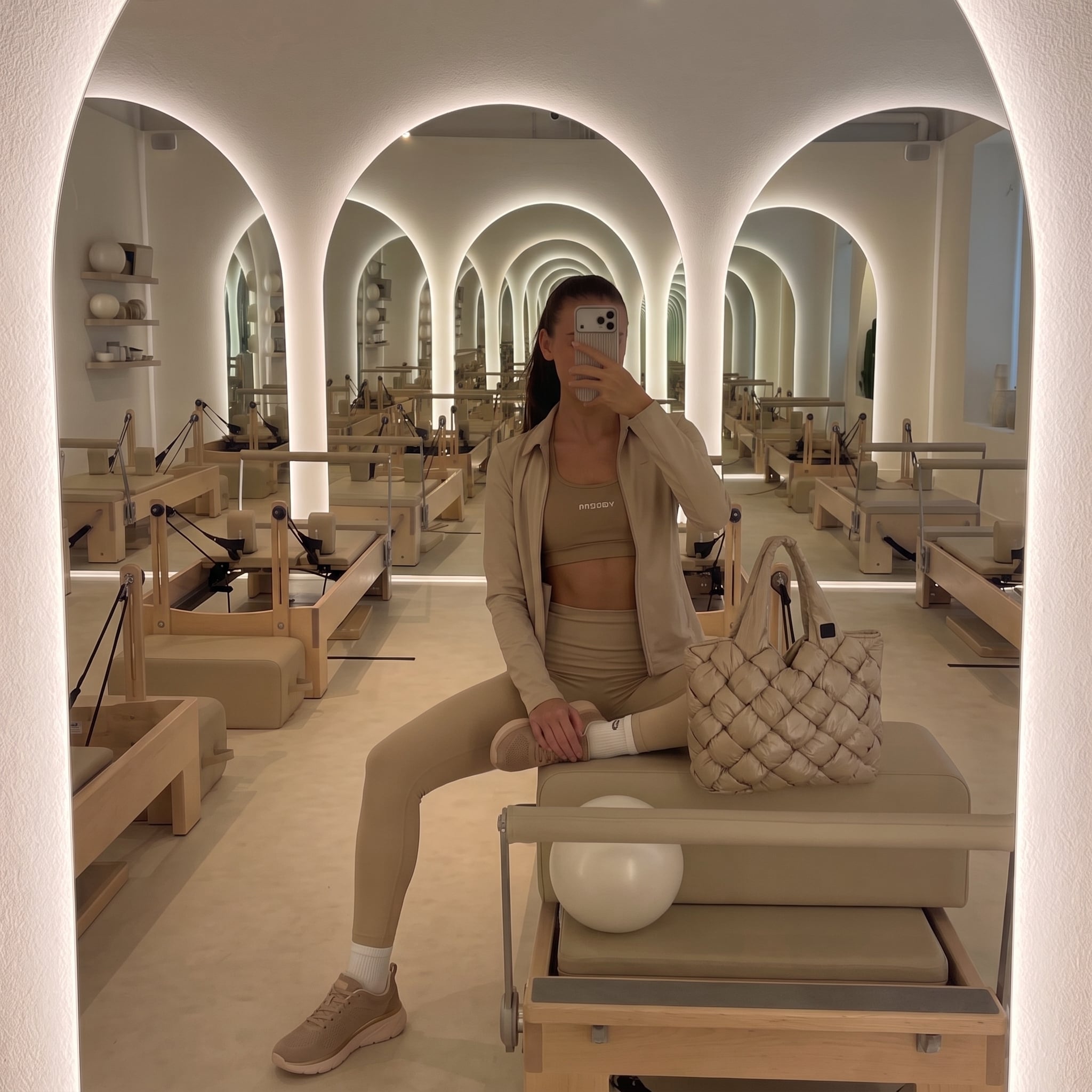 Outfit donna - Sessione di pilates. Stile Casual per Sport. Abbinamento con felpe, leggings, top sportivi, calzini, borse tote, sneakers. - Virtual Try-On