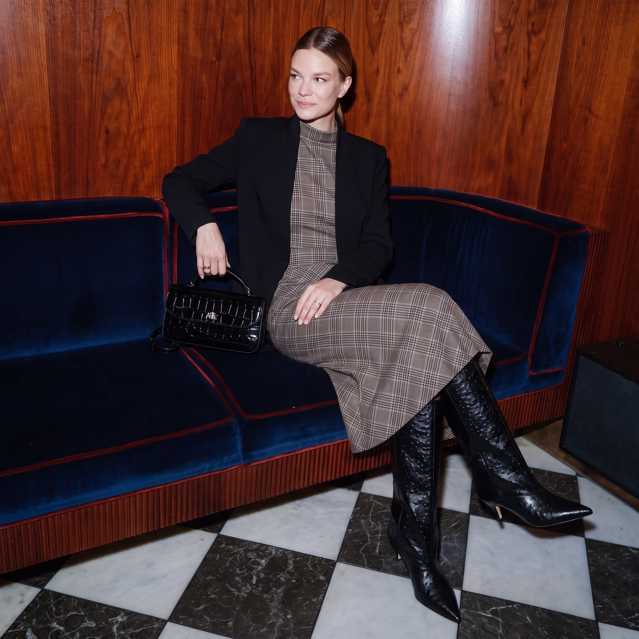 Outfit donna - Cena in un ristorante stellato. Stile Glamour per Serata fuori. Abbinamento con blazer, portafogli, stivali, vestiti asimmetrici. - Virtual Try-On