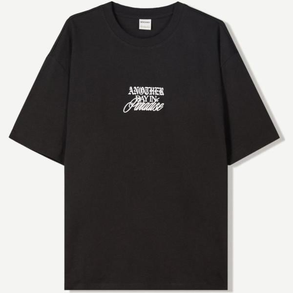 camiseta Bershka negro con diseños