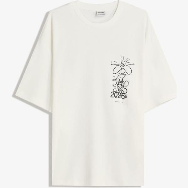 camiseta Bershka blanco con diseños