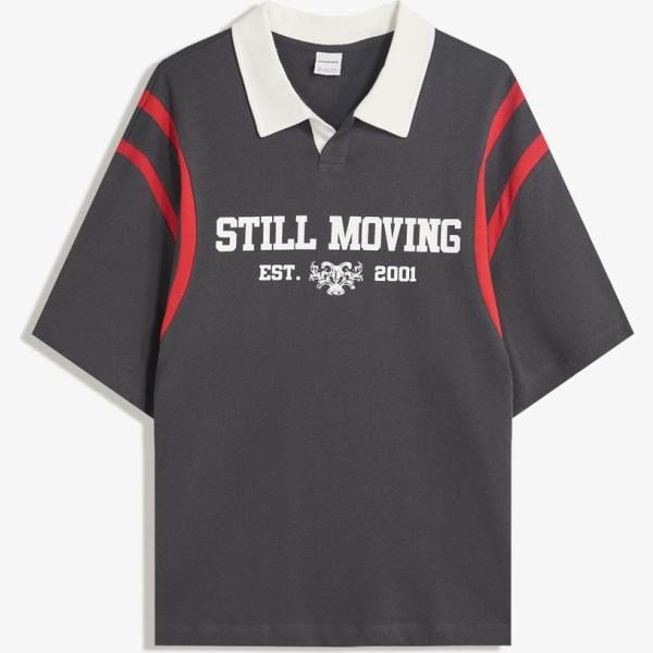 polo Bershka gris con diseños