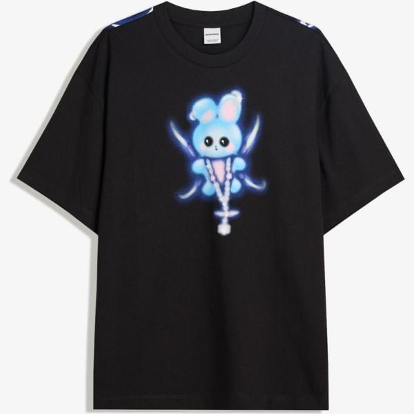 camiseta Bershka negro con diseños