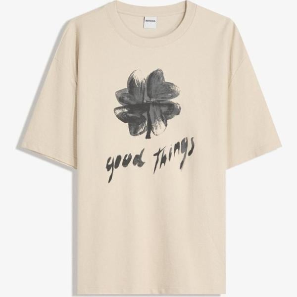 camiseta Bershka blanco con diseños
