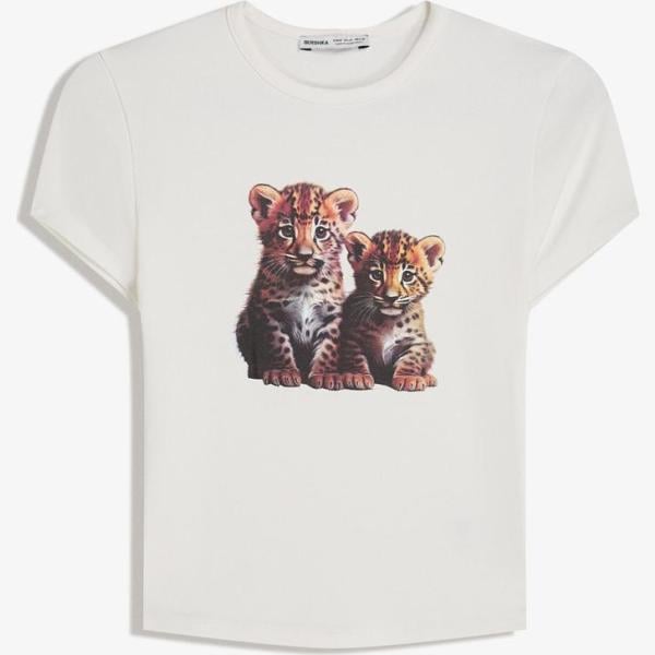 camiseta Bershka blanco con diseños