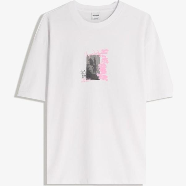 camiseta Bershka blanco con diseños