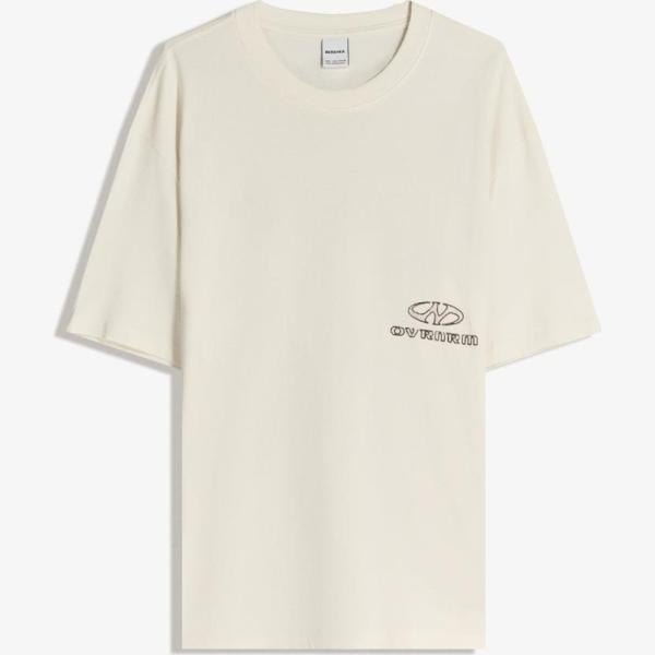 camiseta Bershka blanco con diseños