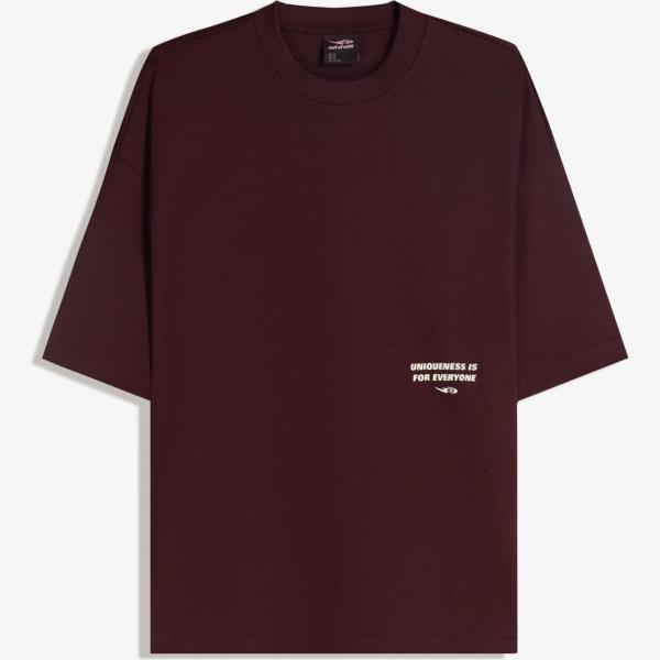 camiseta Bershka marrón con diseños