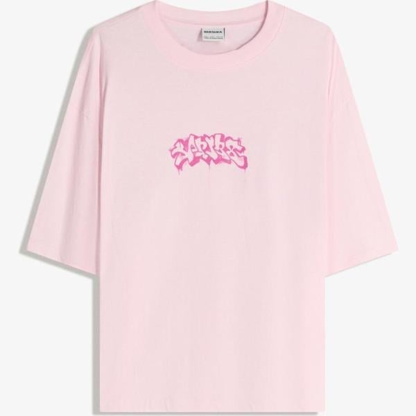camiseta Bershka rosa con diseños