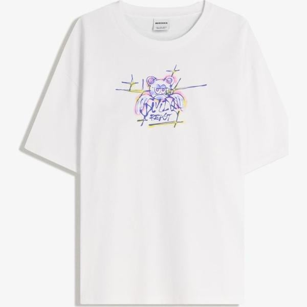 camiseta Bershka blanco con diseños
