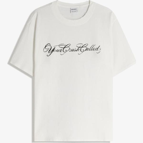 camiseta Bershka blanco con diseños