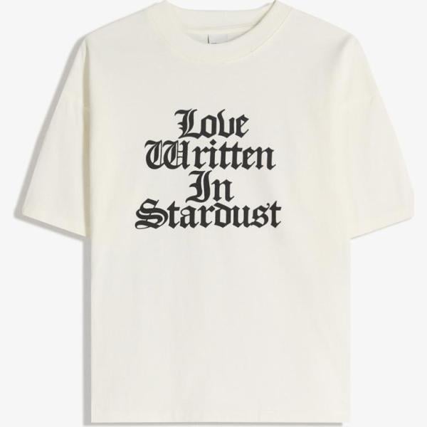 camiseta Bershka blanco con diseños