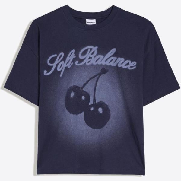 camiseta Bershka azul con diseños