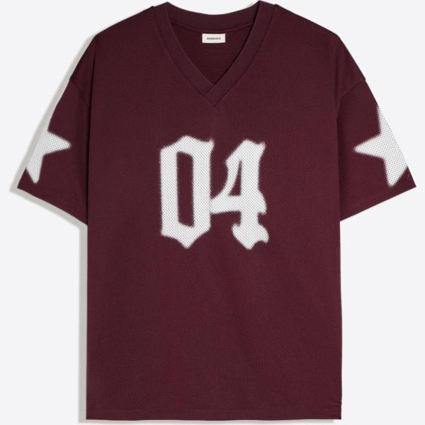 camiseta Bershka marrón con diseños