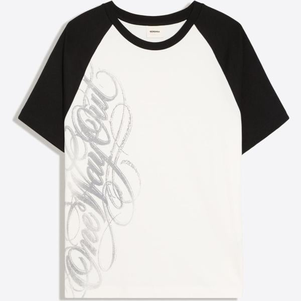 camiseta Bershka blanco con diseños