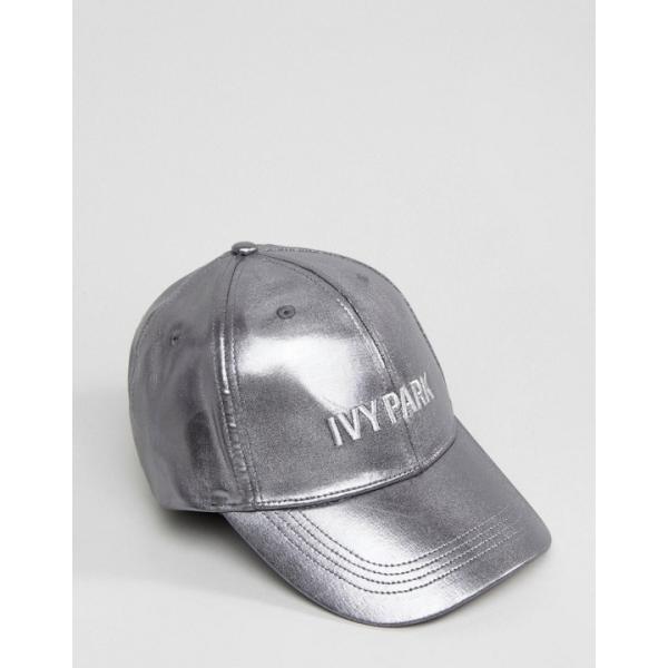 Cappello con visiera da ginnastica effetto metallizzato con fibbia e logo Ivy Park