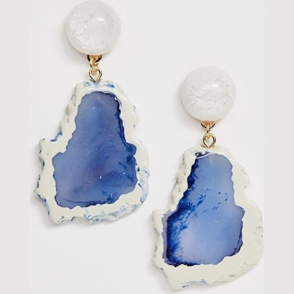 Orecchini pendenti effetto strappato farfalla in denim blu e oro Boohoo