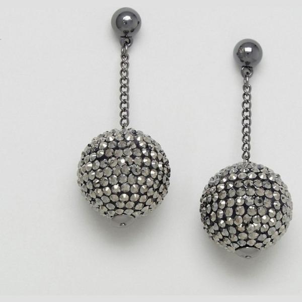 Orecchini pendenti con strass farfalla Monki