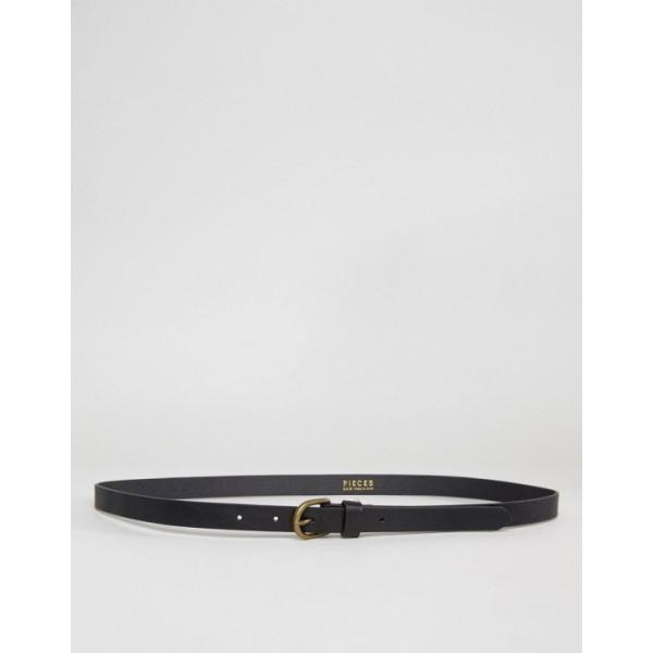 Cintura con fibbia e punta tonda in pelle sintetica lunghezza regolabile Pieces