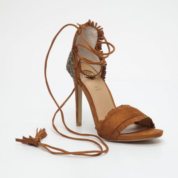 Sandali con frange e punta tonda con nappine marrone Exé Shoes
