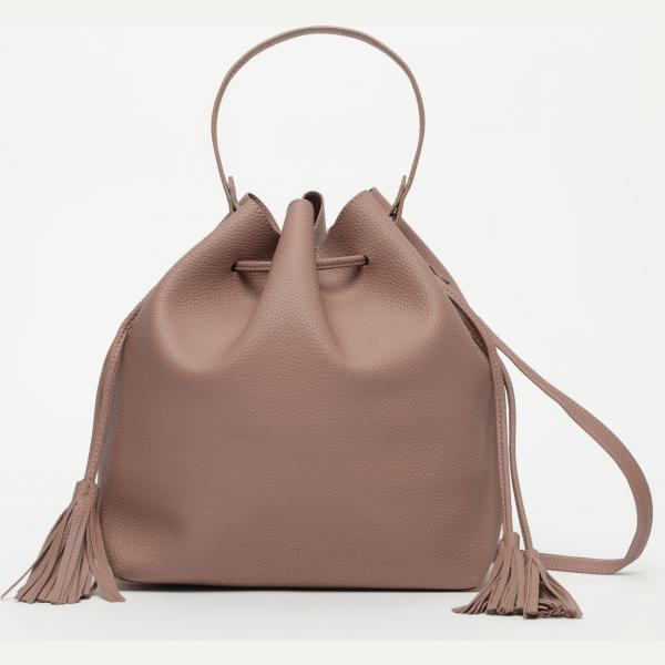 Borsa a tracolla secchiello con frange e coulisse fondo con piedini beige Terranova